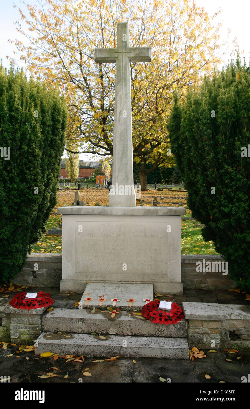 Grave Woodbine Willie Reverendo Geoffrey Studdert Kennedy St Johns Cimitero Worcester Worcestershire Inghilterra REGNO UNITO Foto Stock