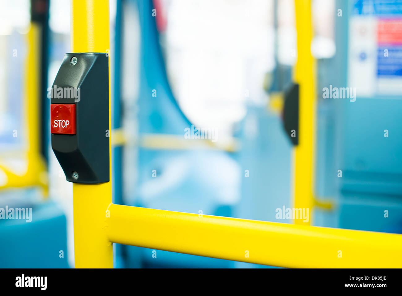 Il bus interno in corrispondenza di mezzi di trasporto pubblici. Posti a sedere in un bus Foto Stock