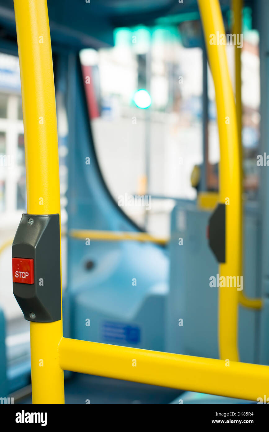Il bus interno in corrispondenza di mezzi di trasporto pubblici. Posti a sedere in un bus Foto Stock