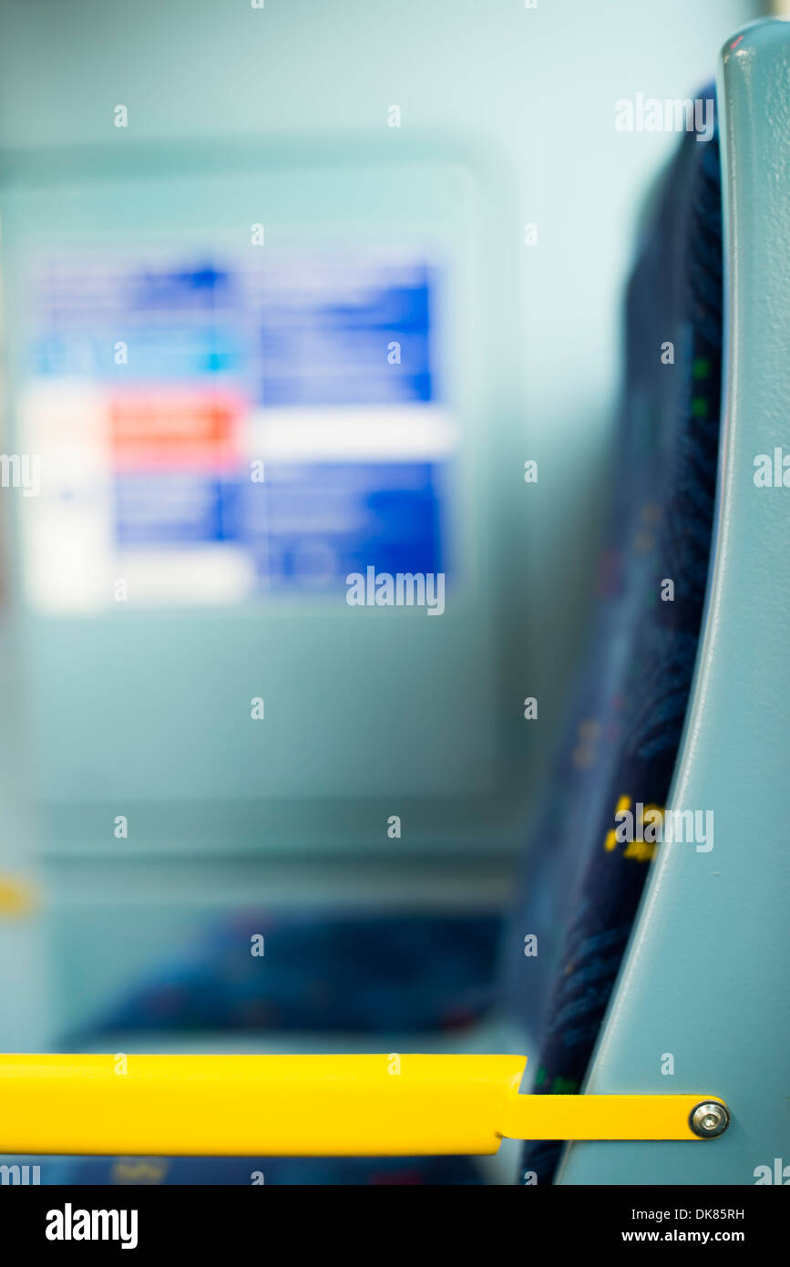 Il bus interno in corrispondenza di mezzi di trasporto pubblici. Posti a sedere in un bus Foto Stock