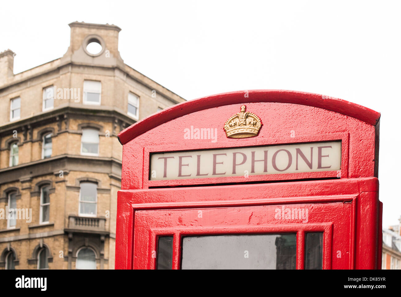 Telefono rosso cabine a Londra. Telefono Vintage cabine monumentale Foto Stock