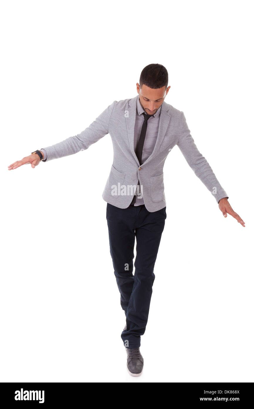 Giovani African American business uomo a camminare su una linea, isolato su sfondo bianco - nero di persone Foto Stock