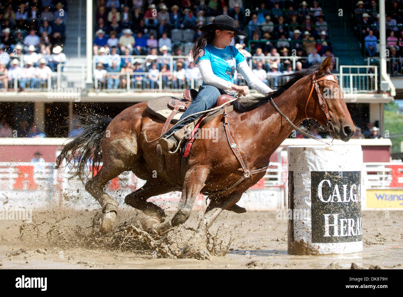 Luglio 11, 2011 - Calgary, Alberta, Canada - Barrel racer Britany Fleck di Mandan, ND compete in Calgary Stampede a Stampede Park di Calgary, AB Canada. Fleck 5 finito il giorno con un tempo di 18,49. (Credito Immagine: © Matt Cohen/Southcreek globale/ZUMAPRESS.com) Foto Stock