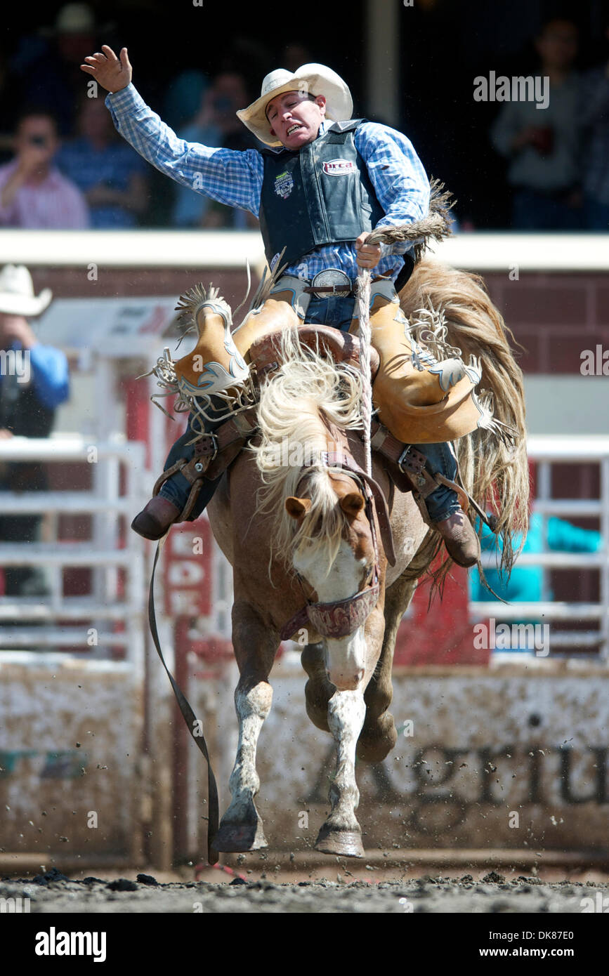 Luglio 11, 2011 - Calgary, Alberta, Canada - Sella pilota bronc Jeffery Willert di Filippo, SD rides Hoop danzatrice presso la Calgary Stampede a Calgary, AB, Canada. Willert finiti fuori del denaro con un punteggio di 74. (Credito Immagine: © Matt Cohen/Southcreek globale/ZUMAPRESS.com) Foto Stock