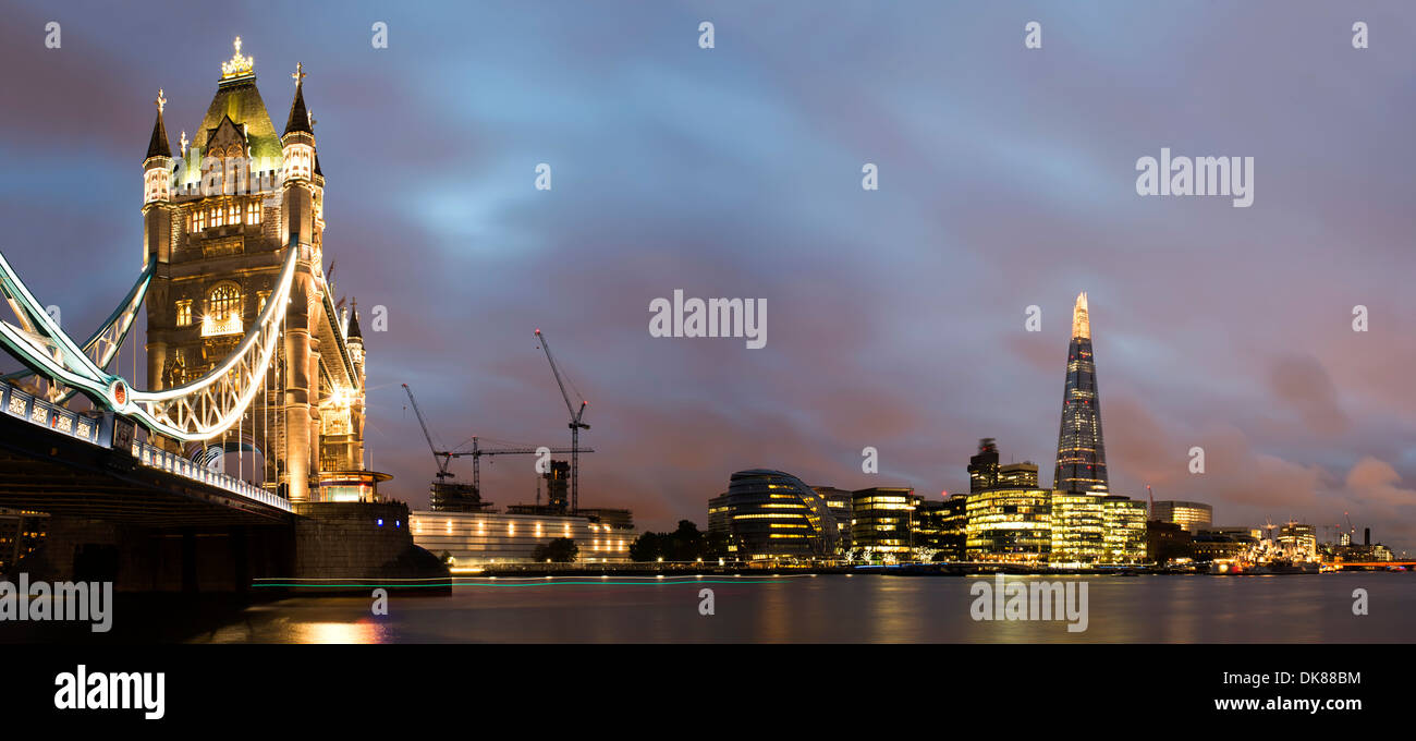 London Tower Bridge sul tramonto illuminata con colori diversi Foto Stock