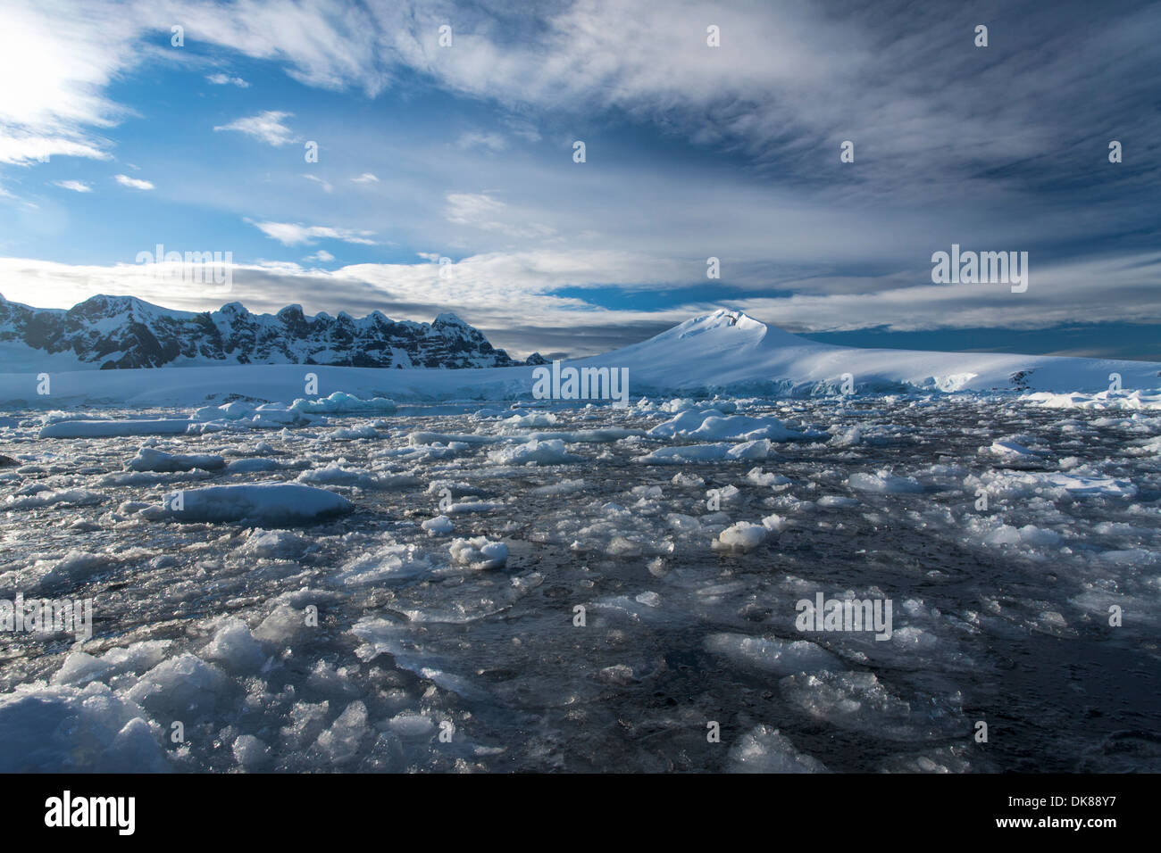 L'Antartide, Port Lockroy, ghiaccio riempie il canale Nuemeyer vicino a picchi di montagna che si eleva al di sopra isola Wiencke lungo la Penisola Antartica Foto Stock