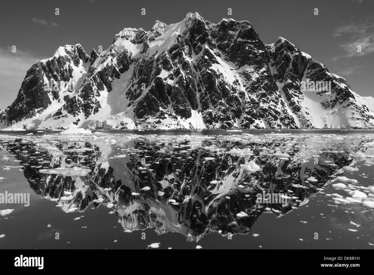 L'Antartide, immagine in bianco e nero dei picchi di montagna riflesso in acque calme di Lemaire Channel sul soleggiato nel pomeriggio a molla Foto Stock