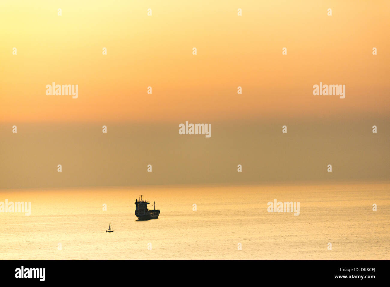 Yacht e navi nella baia al tramonto, Trieste, Italia Foto Stock