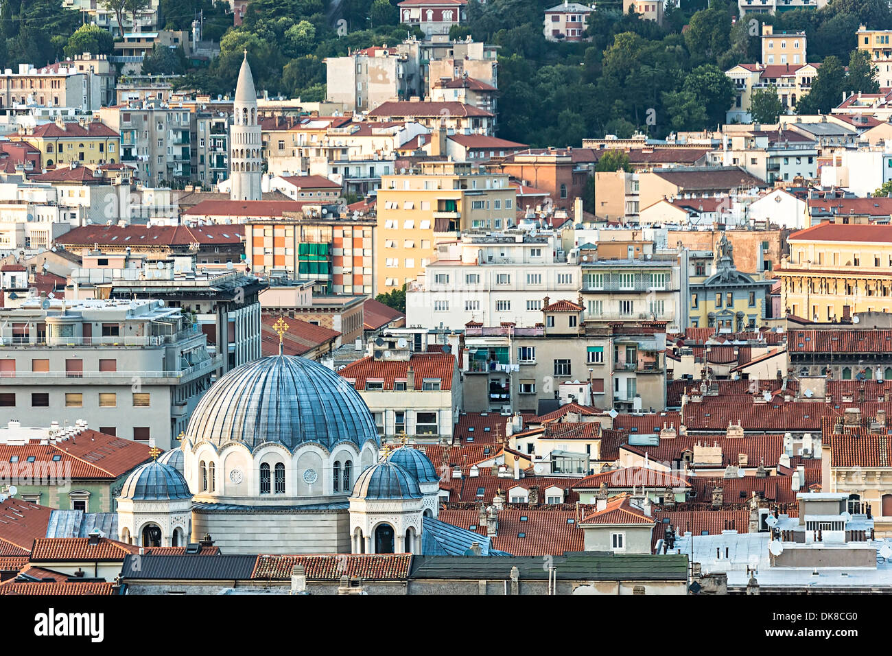 Tetti con tegole rosse, Trieste, Italia Foto Stock