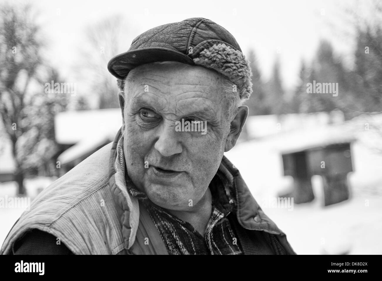 Ritratto di vecchio uomo - apicoltore con cappello di pelliccia nel periodo invernale Foto Stock