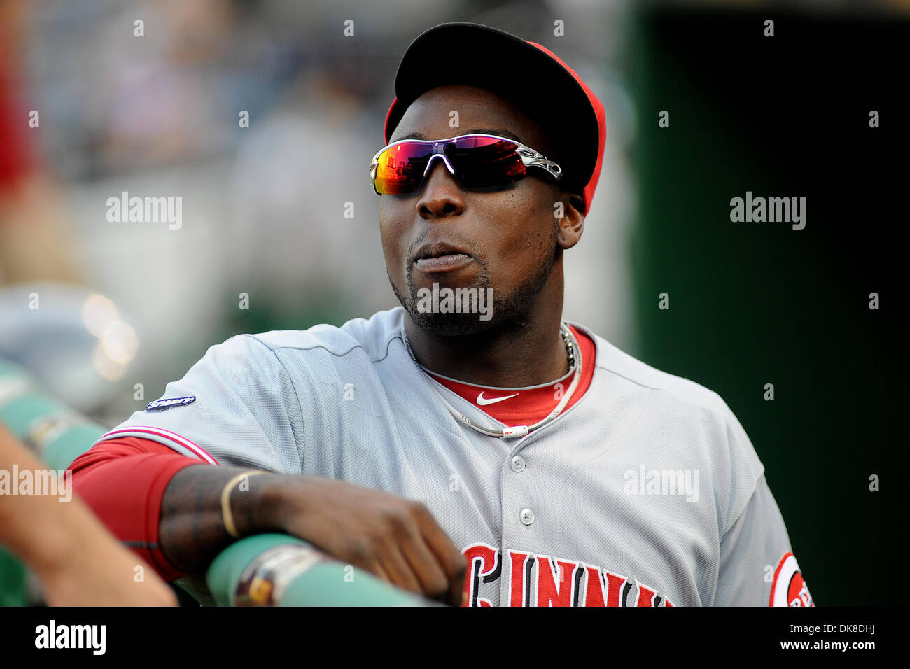 Luglio 19, 2011 - Pittsburgh, PENNSYLVANNIA, U.S - Cincinnati Reds brocca Dontrelle Willis (50) si blocca in piroga prima di iniziare il gioco come i pirati di Pittsburgh prendere a Cincinnati Reds al PNC Park di Pittsburgh, PA....Pirati sconfiggere i rossi 1-0. (Credito Immagine: © Dean Beattie/Southcreek globale/ZUMAPRESS.com) Foto Stock