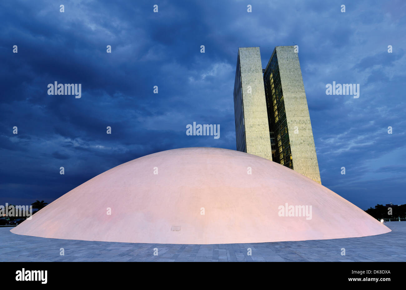 Il Brasile, Brasilia: vista notturna del tetto del Congresso Nazionale di Oscar Niemeyer Foto Stock