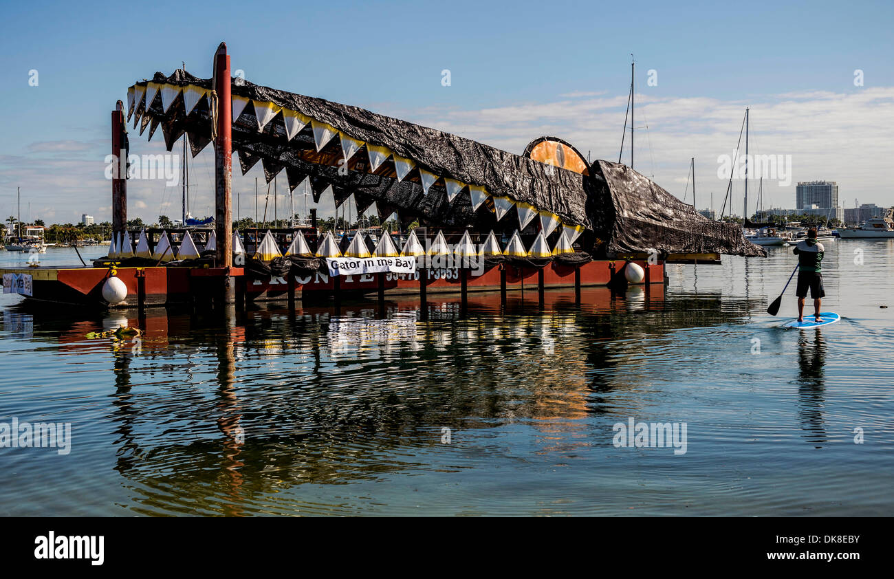 Miami, Florida, Stati Uniti d'America. 03 Dic, 2013. Il Gator nella baia, una larga scala, floating art project da Llloyd Goradesky richiamando l attenzione alle Everglades ecosistema, rimane agganciato al Miami Yacht Club durante i cinque giorni di esecuzione del 2013 edizione di Art Basel Miami Beach. Credito: Brian Cahn/ZUMAPRESS.com/Alamy Live News Foto Stock