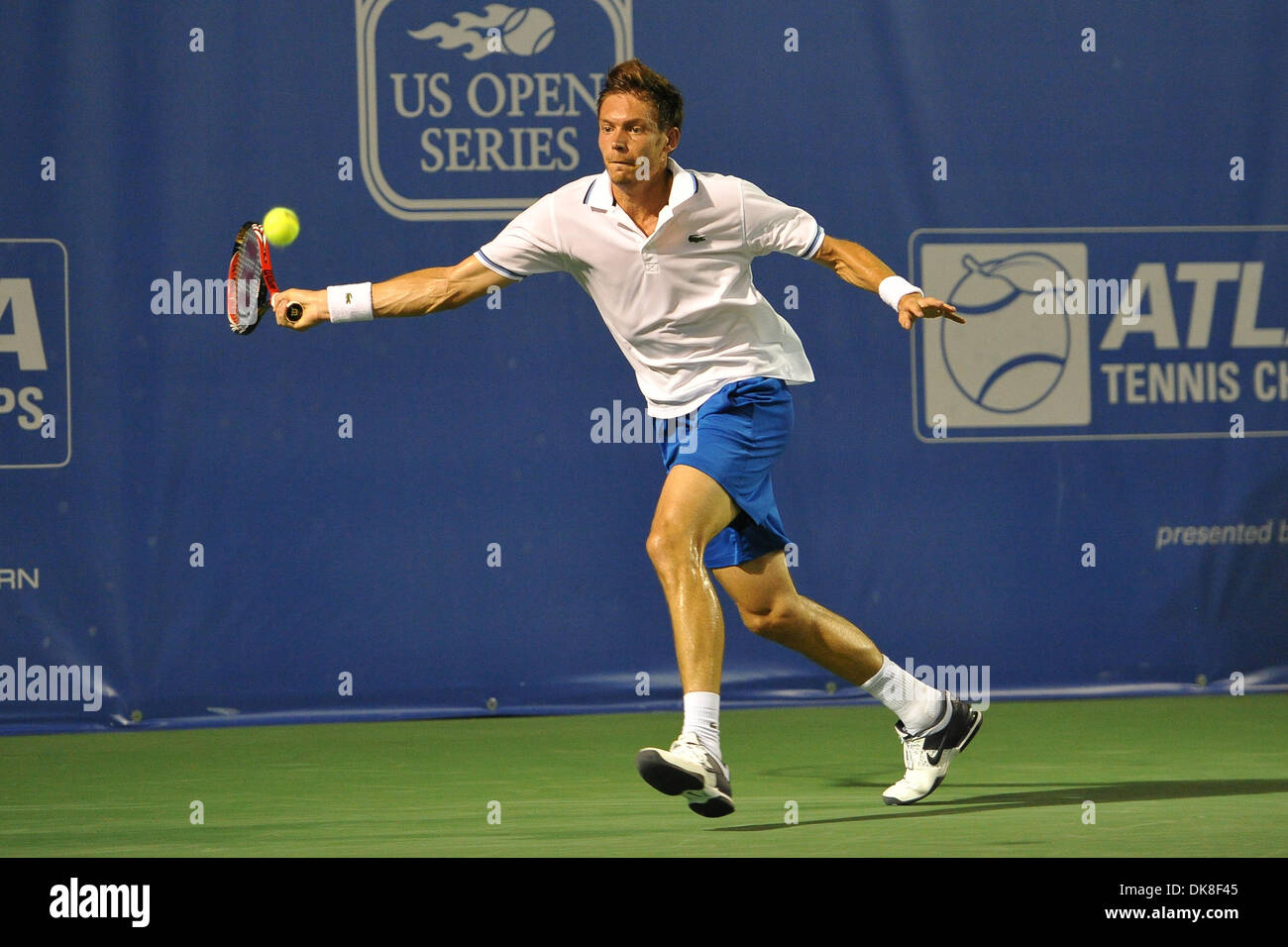 Luglio 21, 2011 - Norcross, Georgia, Stati Uniti d'America - Nicolas MAHUT (FRA) corre per colpire un diretti girato durante il secondo turno. Mardy Fish sconfitto Nicolas MAHUT in retta fissa 6-3, 6-3 nel secondo round azione giovedì in Atlanta i campionati di tennis al Racquet Club del sud in Norcross, GA. (Credito Immagine: © David Douglas/Southcreek globale/ZUMAPRESS.com) Foto Stock