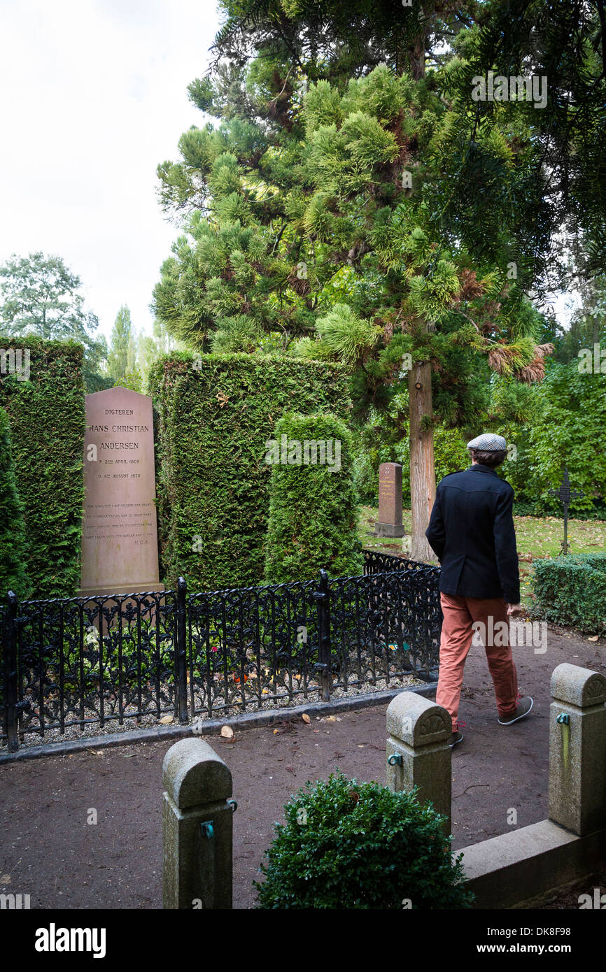 Hans Christian Andersen tomba presso il Cimitero di Assistens, Copenhagen, Danimarca. Foto Stock