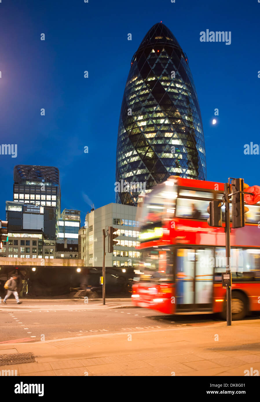 Bus Rosso nella città di Londra. Notte nella città di Londra Foto Stock