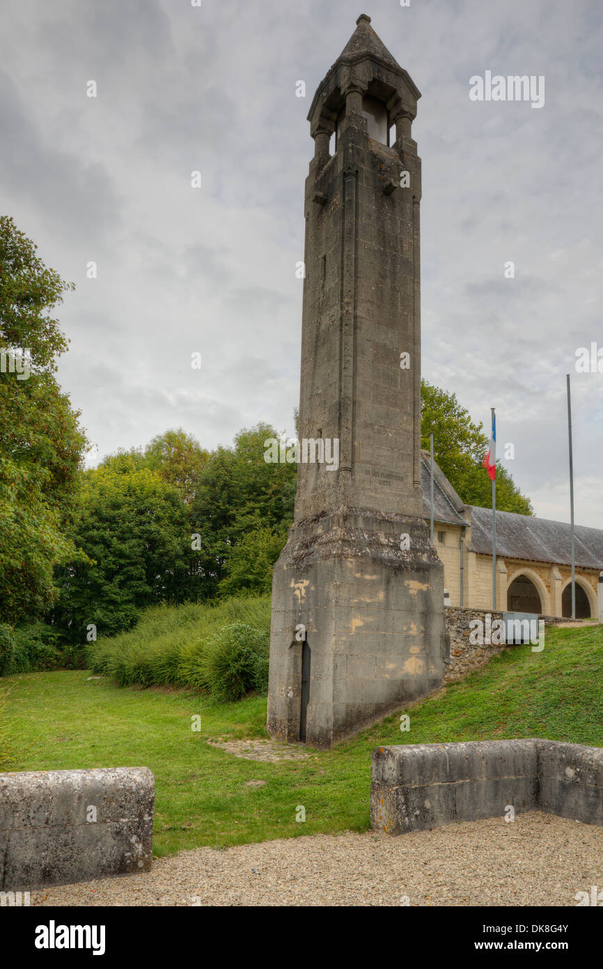 Lanterna della morte presso l'entrata dell'ossario Foto Stock