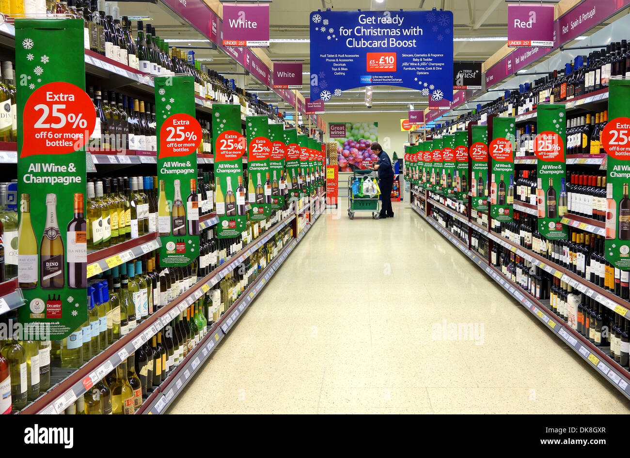 Sconto natale segni di bevande in un negozio TESCO, REGNO UNITO Foto Stock