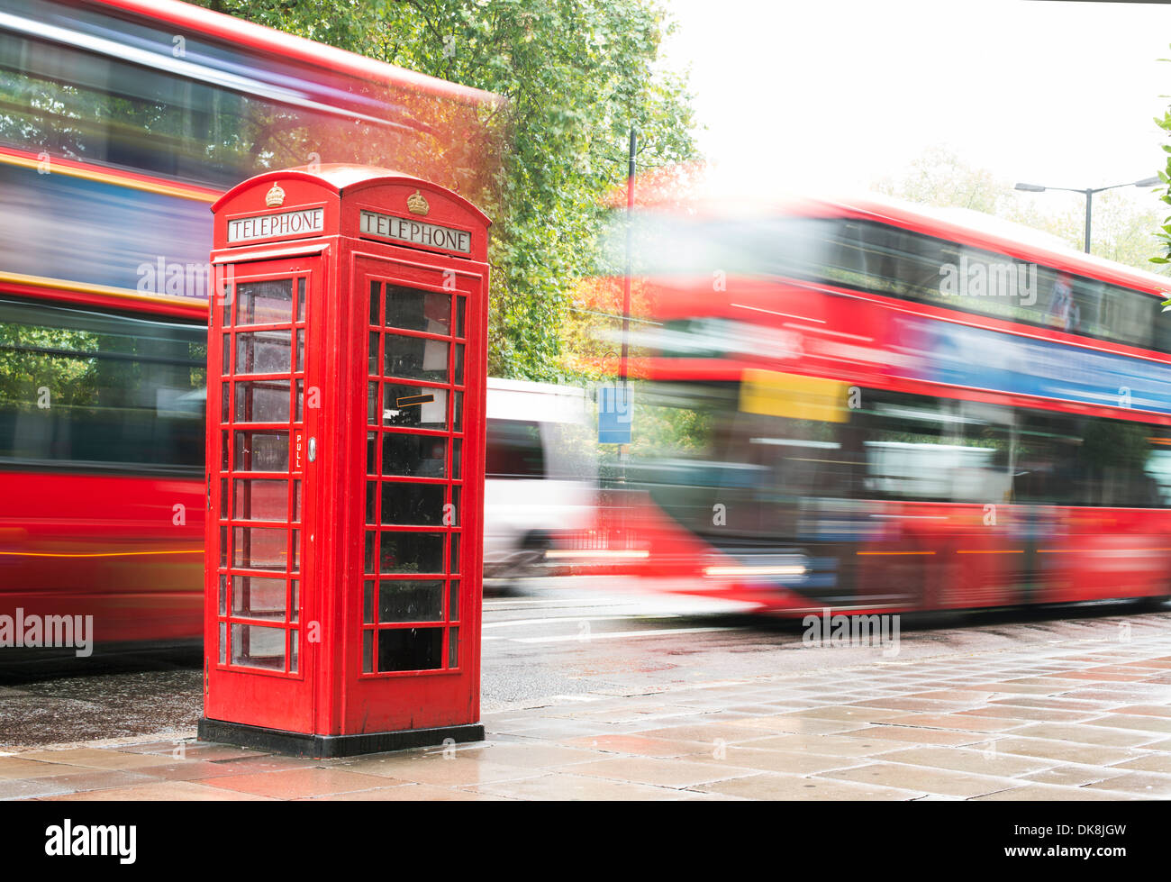 Telefono rosso cabine e autobus di Londra. Telefono Vintage cabine monumentale Foto Stock