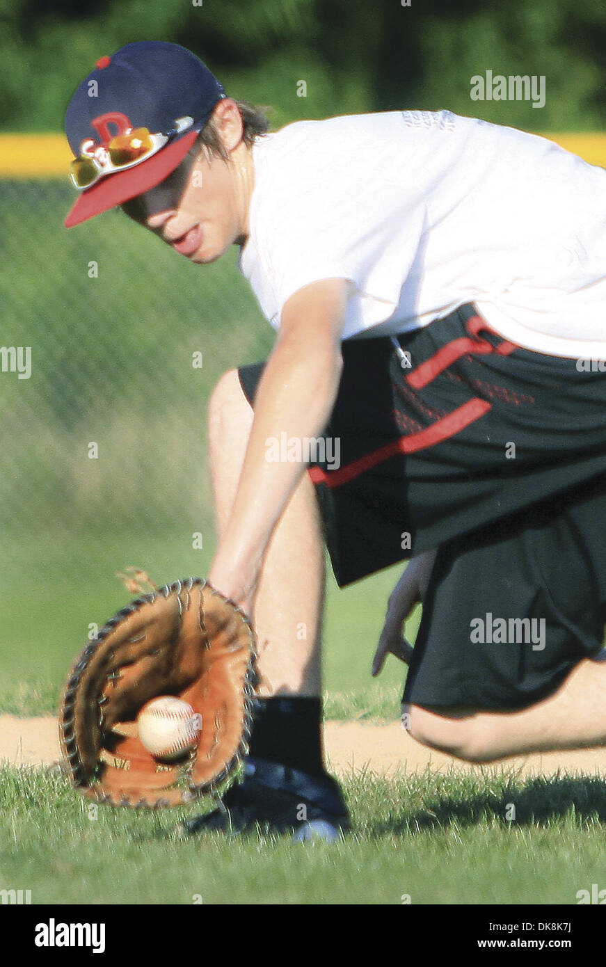 Luglio 25, 2011 - Davenport, Iowa, U.S. - Davenport dell est Colon Malin backhands un rasoterra dalla distanza in pratica Lunedì 25 Luglio, 2011, a Garfield Park a Davenport. Il team si recherà in California per un posto in un pony League World Series. (Credito Immagine: © Giovanni Schultz/Quad-City volte/ZUMAPRESS.com) Foto Stock