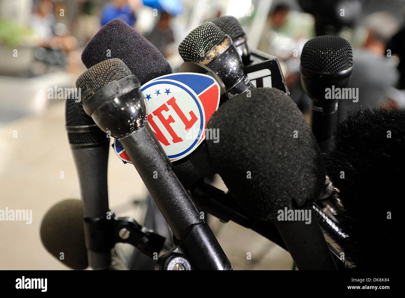 Luglio 25, 2011 - Washington, DC, Stati Uniti - Una rete di NFL microfono è mostrato in un pacco di microfoni di impostare in previsione dell'annuncio del NFLPA (credito Immagine: © TJ Root/Southcreek globale/ZUMApress.com) Foto Stock