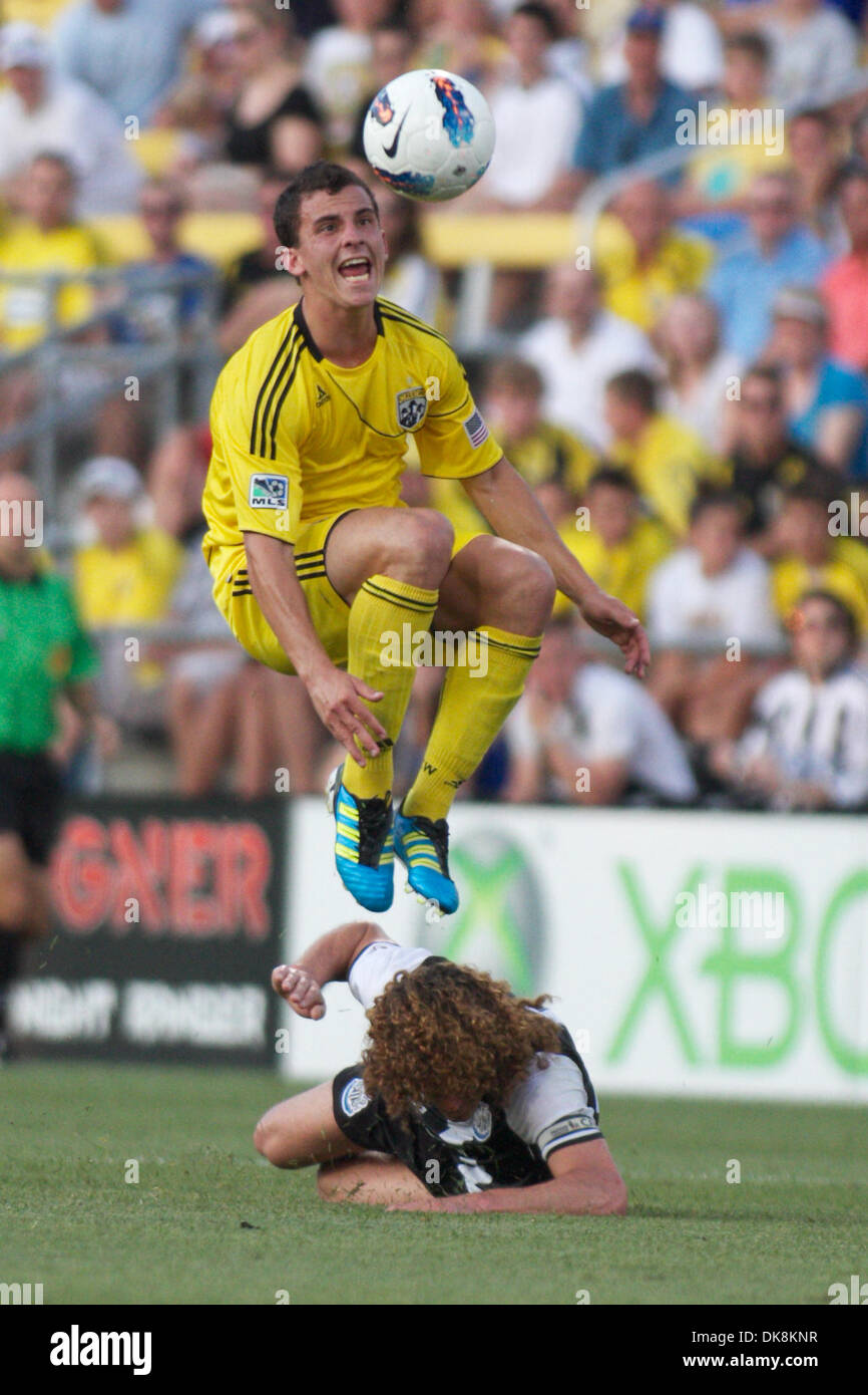 Luglio 26, 2011 - Columbus, Ohio, Stati Uniti - Columbus Crew centrocampista Bernardo Anor (7) Luppolo oltre il Newcastle United defender Fabricio Coloccini nel controllo di palla durante la prima metà del gioco tra il Newcastle United FC e Columbus Crew at Crew Stadium, Columbus, Ohio. New Castle Regno sconfitto Columbus 3-0. (Credito Immagine: © Scott Stuart/Southcreek globale/ZUMAPRESS.com) Foto Stock