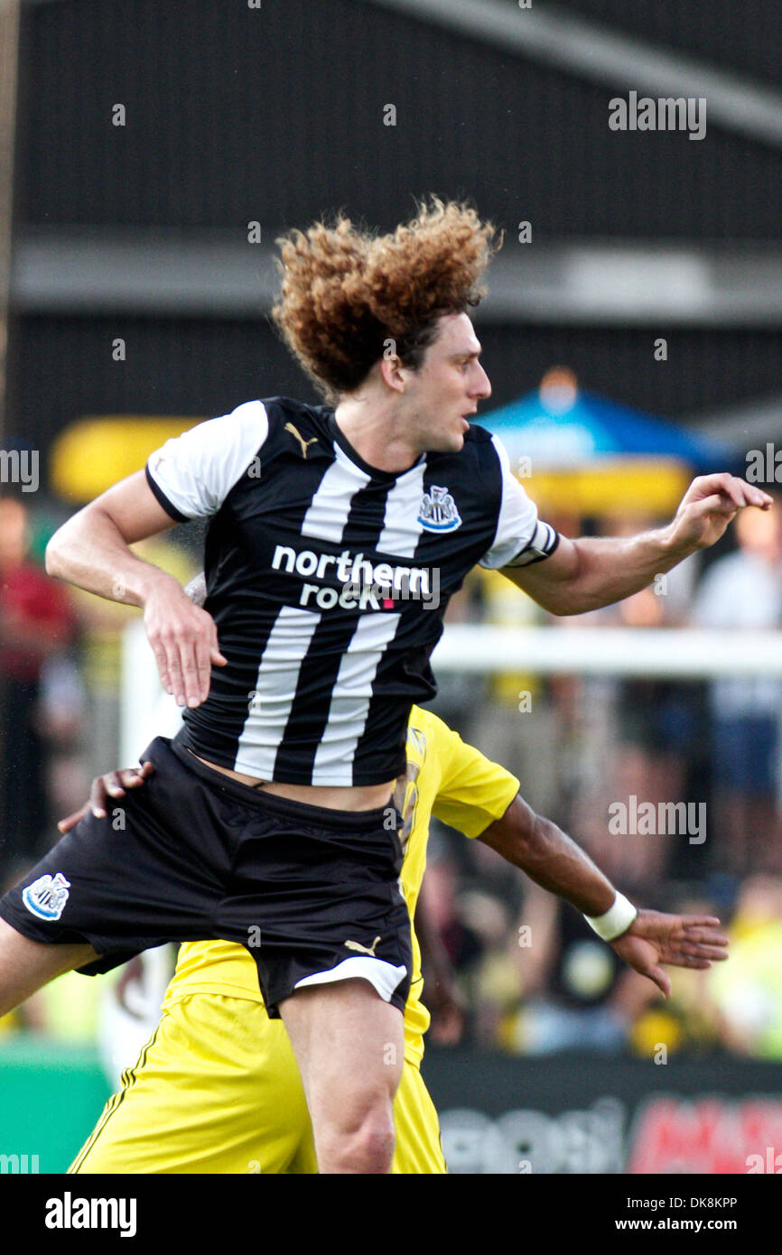Luglio 26, 2011 - Columbus, Ohio, Stati Uniti - Newcastle United FC difensore Fabricio Coloccini (2) va per una sfera durante la prima metà del gioco tra il Newcastle United FC e Columbus Crew at Crew Stadium, Columbus, Ohio. New Castle Regno sconfitto Columbus 3-0. (Credito Immagine: © Scott Stuart/Southcreek globale/ZUMAPRESS.com) Foto Stock