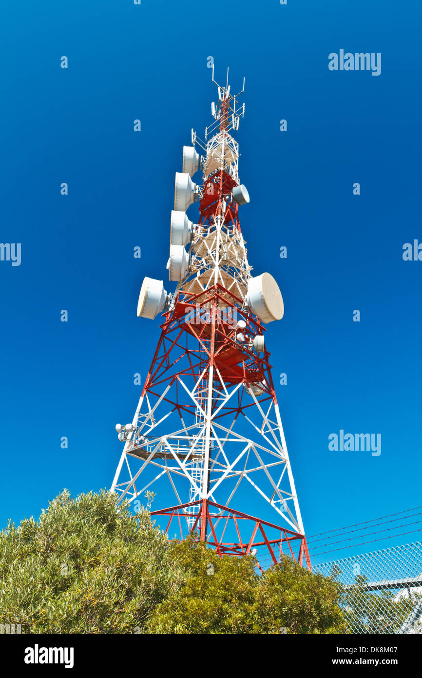 Torre di comunicazioni con un bel cielo azzurro Foto Stock