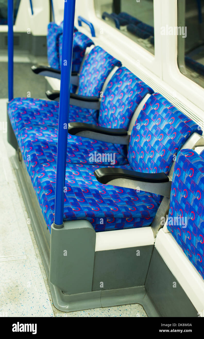 Il bus interno in corrispondenza di mezzi di trasporto pubblici. Posti a sedere in un bus Foto Stock