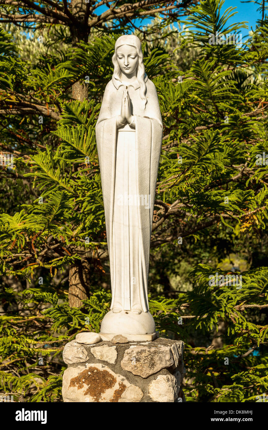 Vergine Maria figura nelle Sorelle della Misericordia convent garden in Prizba sull isola di Korcula, Croazia Foto Stock