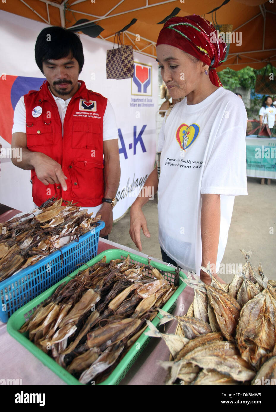 Jul 28, 2011 - Malapatan, Filippine - Membro del Congresso, filippino otto-divisione campione del mondo di pugilato hero MANNY PACQUIAO ispeziona prodotti come egli condivide del paese i programmi di lotta alla povertà nelle township di Malapatan nella parte meridionale della provincia filippina di Sarangani. Un rapporto rilasciato dall UNICEF in precedenza quest'anno detto circa un miliardo di persone sono state trascurate ed emarginate in Foto Stock