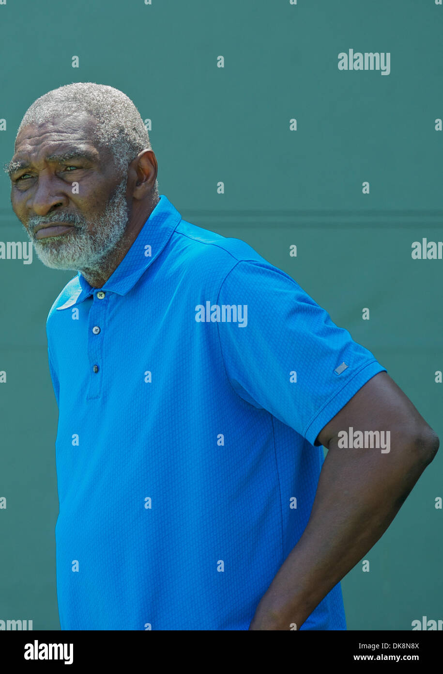 Luglio 28, 2011 - Stanford, in California, Stati Uniti - Richard Williams guarda il suo lavoro figlia fuori sulla pratica corte presso la banca del West Classic presso la famiglia Taube Tennis Center di Stanford, CA. (Credito Immagine: © Matt Cohen/Southcreek globale/ZUMAPRESS.com) Foto Stock