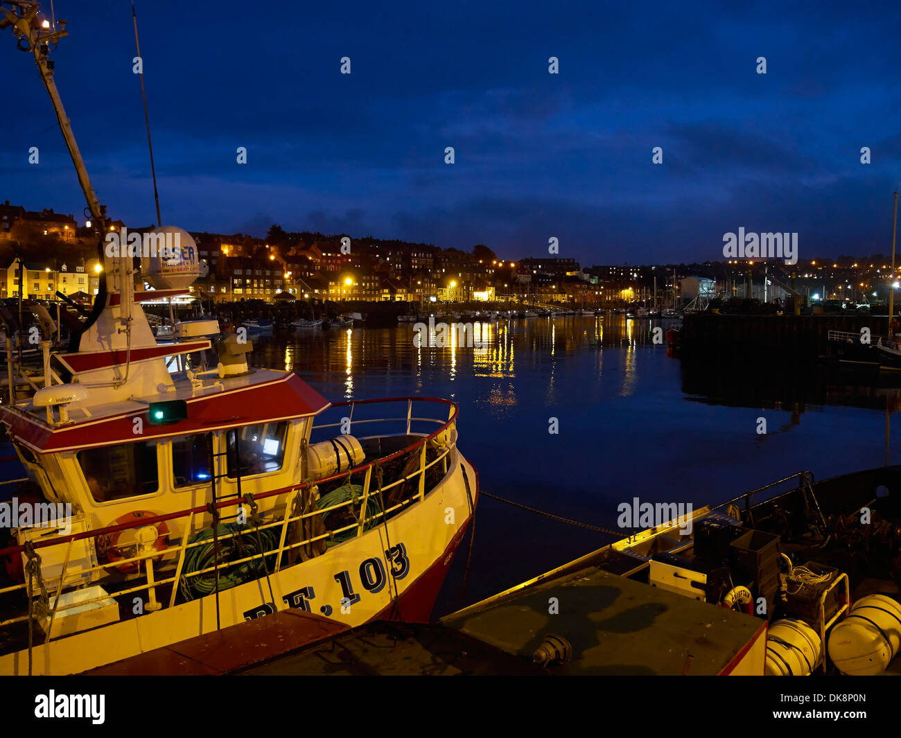 Whitby Porto superiore di notte Foto Stock