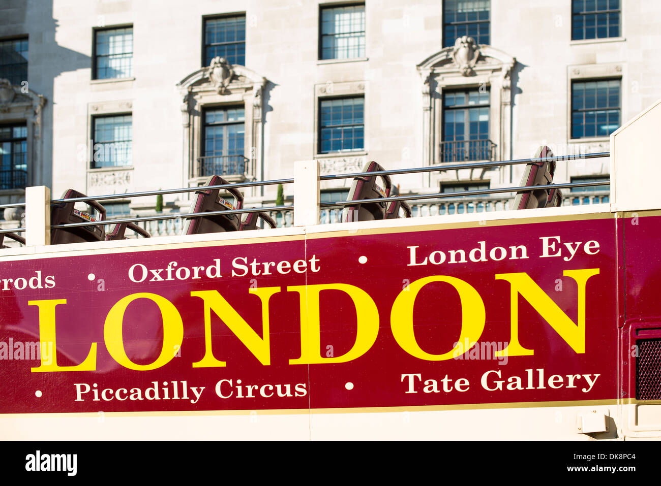 London tour bus. Close-up di livello superiore e la costruzione sullo sfondo Foto Stock