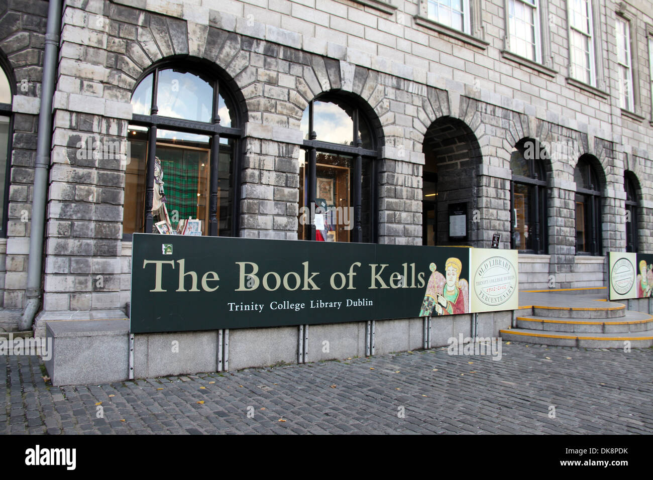 La vecchia biblioteca e il Libro di Kells mostra presso il Trinity College di Dublino Foto Stock