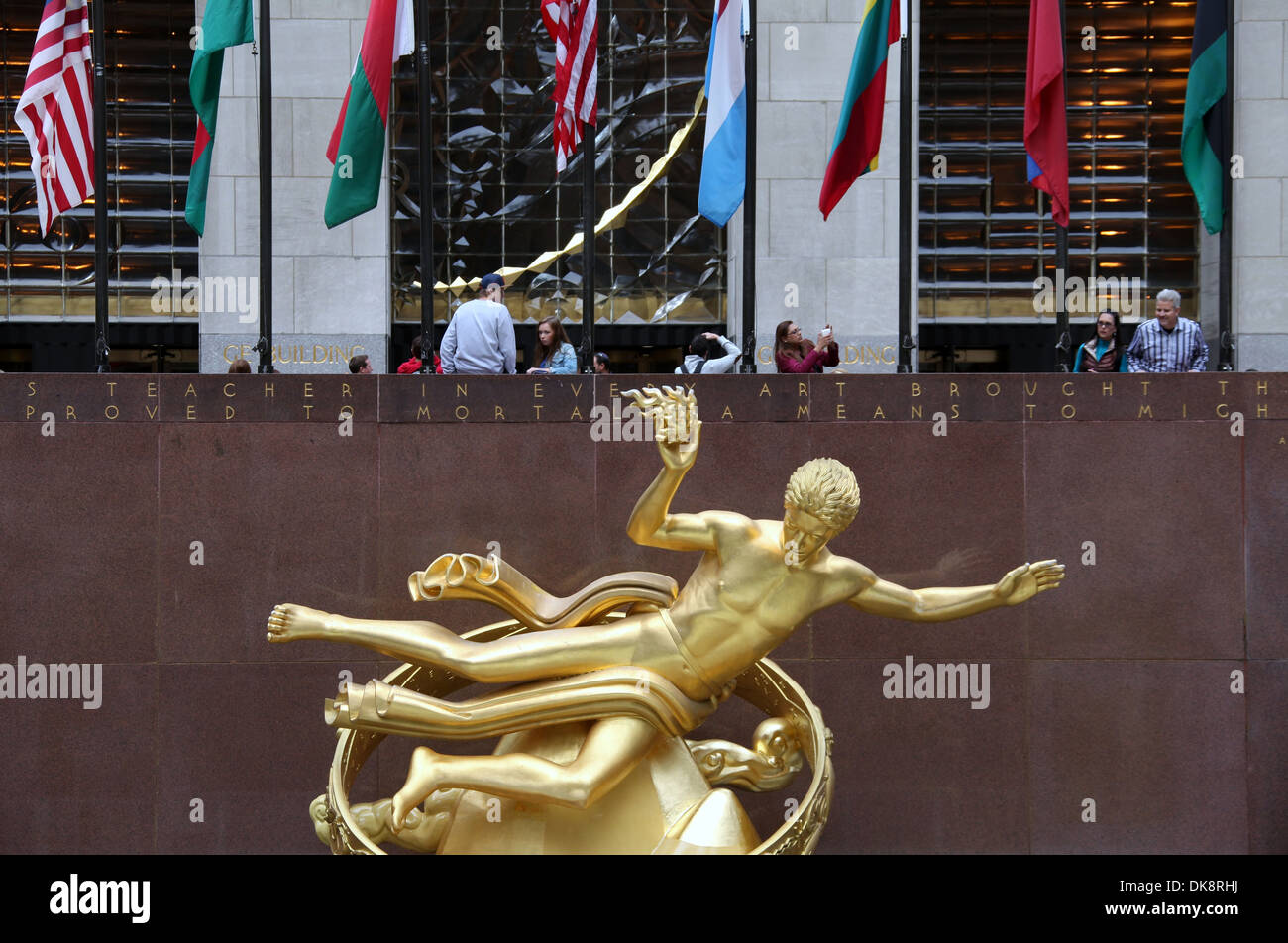 I turisti guardando la figura dorata di Prometeo al Rockefeller Center di New York Foto Stock