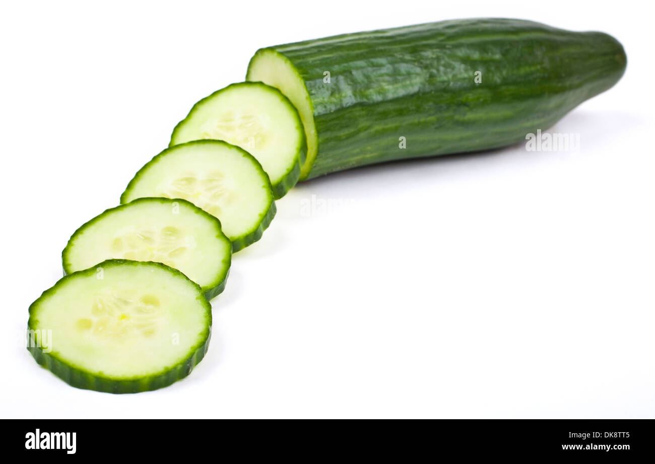 Il cetriolo su uno sfondo bianco. Foto Stock