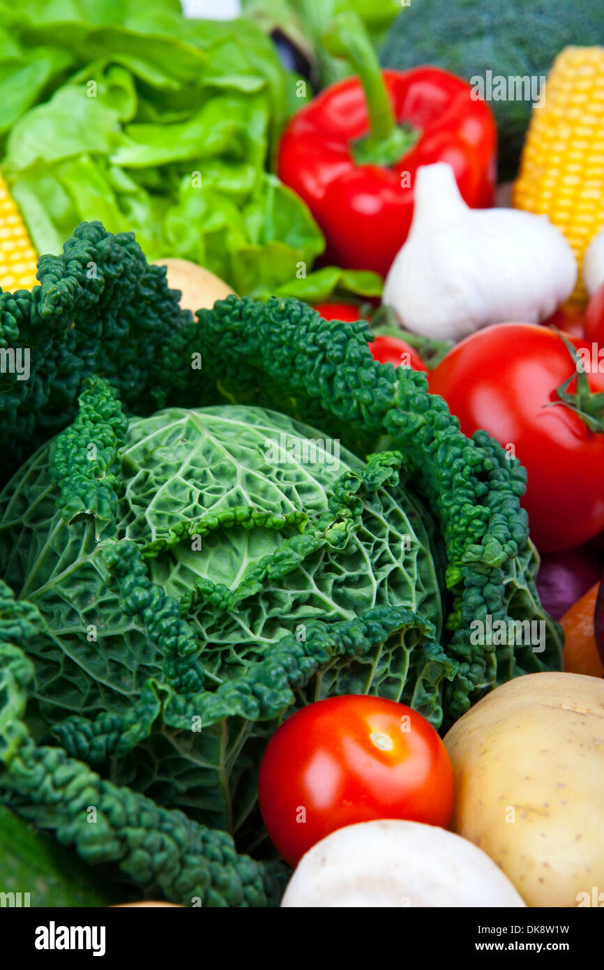 Un'immagine ravvicinata di una varietà di verdure. Foto Stock