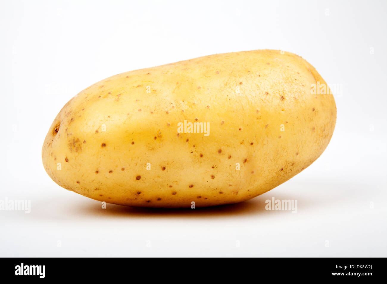 Close-up di una patata su uno sfondo bianco. Foto Stock