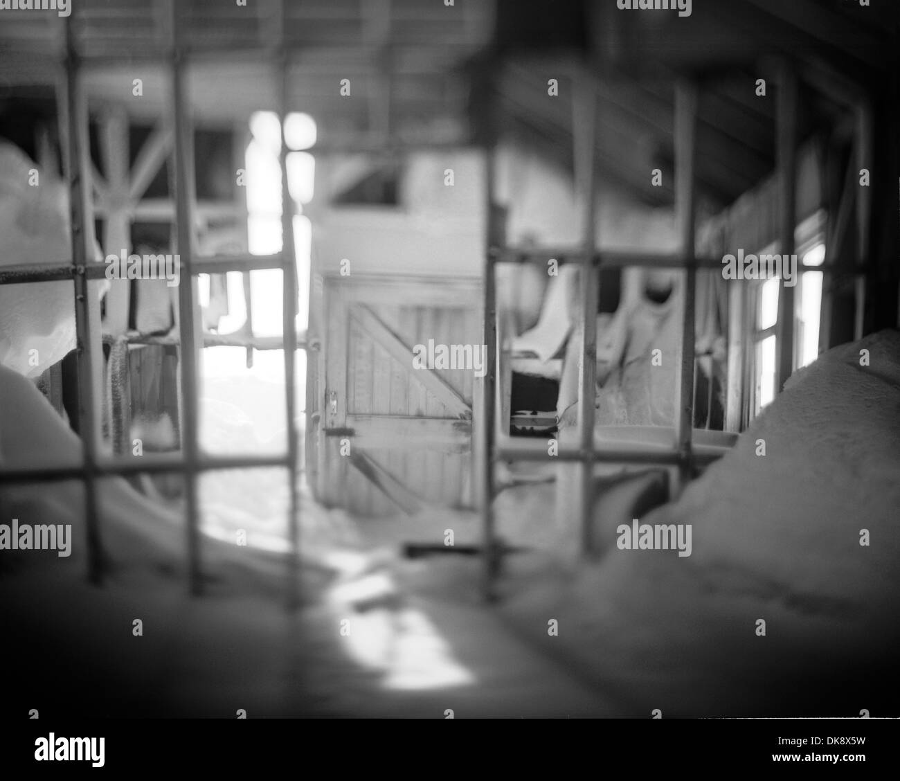 L'Antartide, isola Deception, sfocate immagini a colori degli interni della abbandonata la stazione baleniera a Whalers Cove riempito di neve Foto Stock