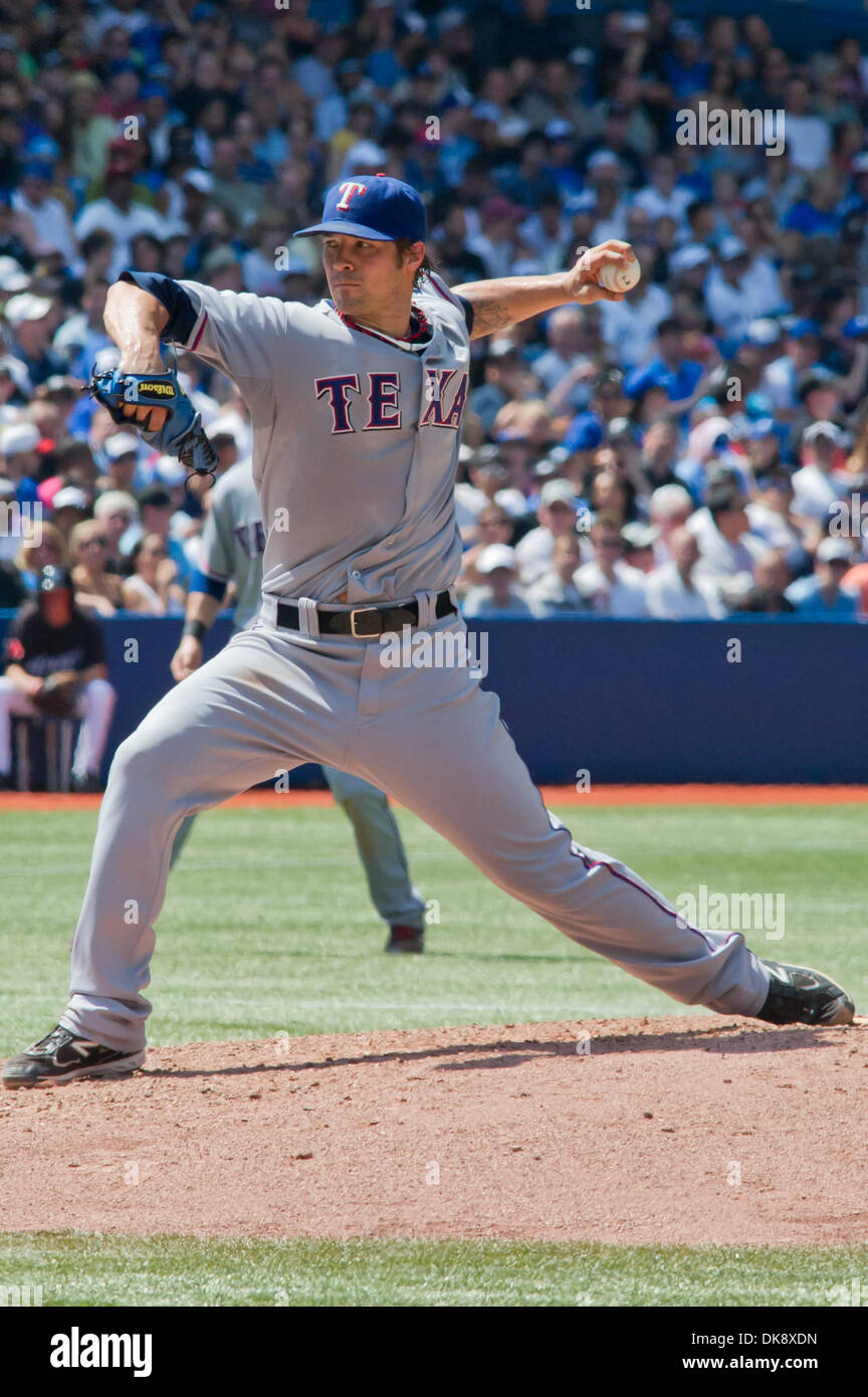 Luglio 31, 2011 - Toronto, Ontario, Canada - Texas Rangers Pitcher C.J. Wilson (36) in azione contro il Toronto Blue Jays. Il Toronto Blue Jays sconfitto il Texas Rangers 7 - 3 presso il Rogers Centre Toronto Ontario. (Credito Immagine: © Keith Hamilton/Southcreek globale/ZUMAPRESS.com) Foto Stock