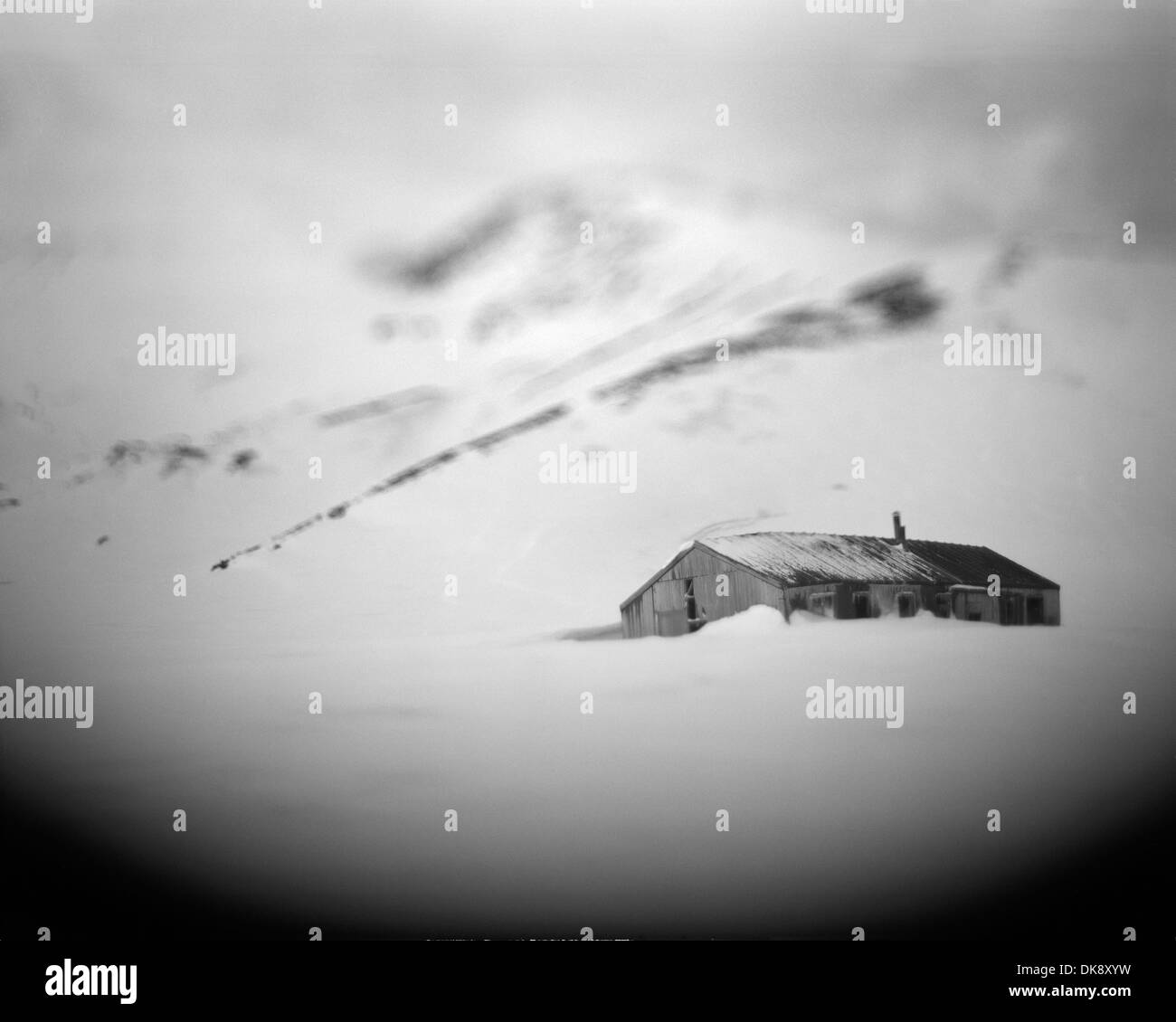 L'Antartide, isola Deception, offuscata immagine a colori di abbandonato edificio in legno a Whalers Cove Foto Stock