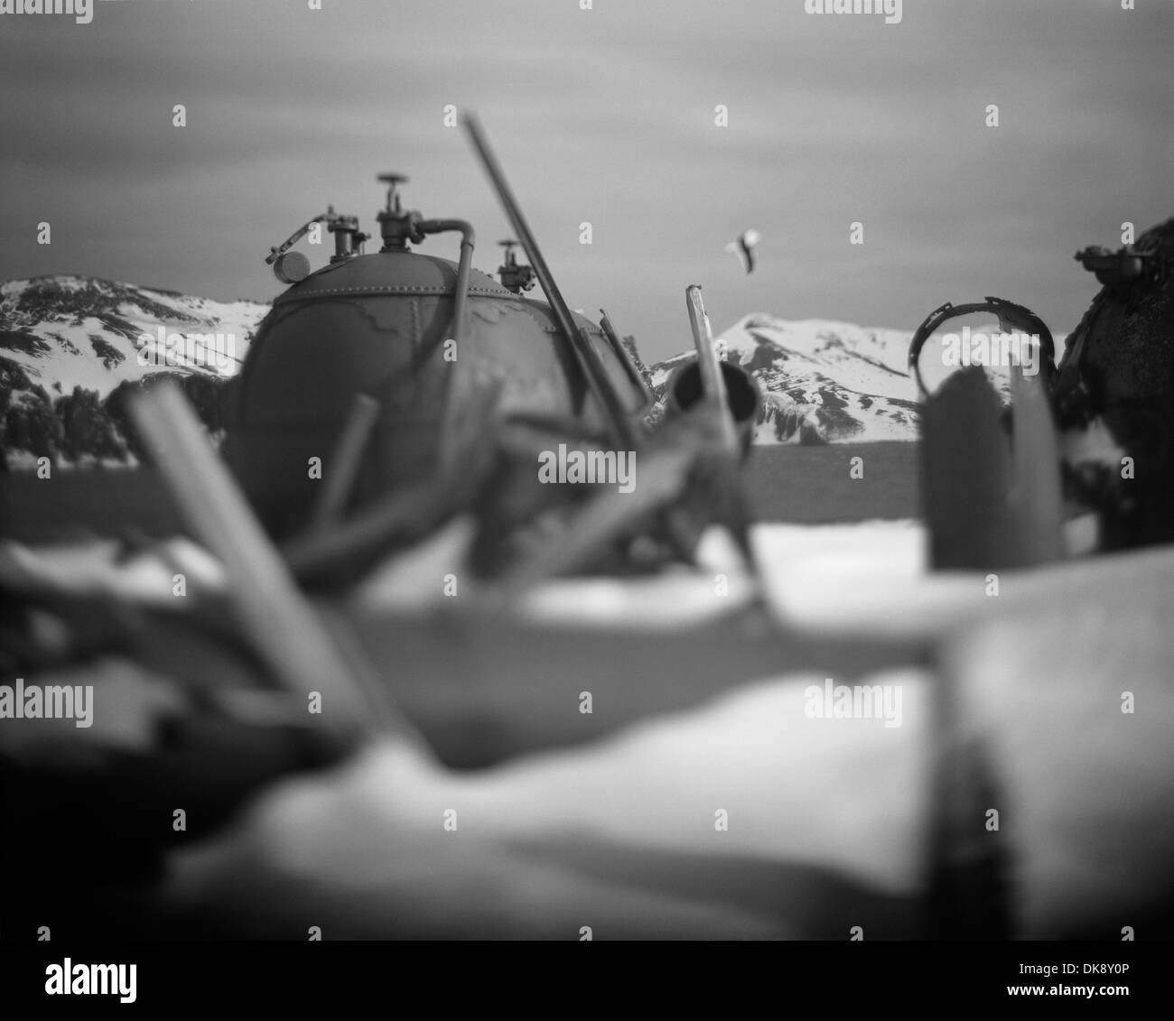 L'Antartide, isola Deception, offuscata immagine a colori di arrugginimento delle caldaie a abbandonata la stazione baleniera in neve a Whalers Cove Foto Stock