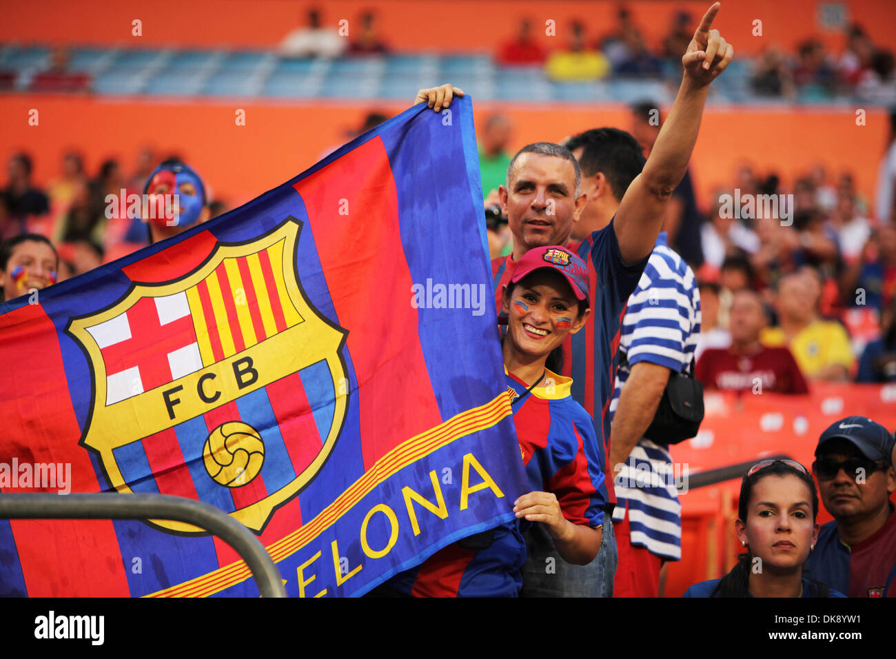 3 agosto 2011 - Giardini di Miami, Florida, Stati Uniti - ventilatori tiene la bandiera di Barcellona prima che il gioco del mondo Challenge Cup a Sunlife Stadium di Miami, Florida. (Credito Immagine: © Luis Blanco/Southcreek globale/ZUMApress.com) Foto Stock