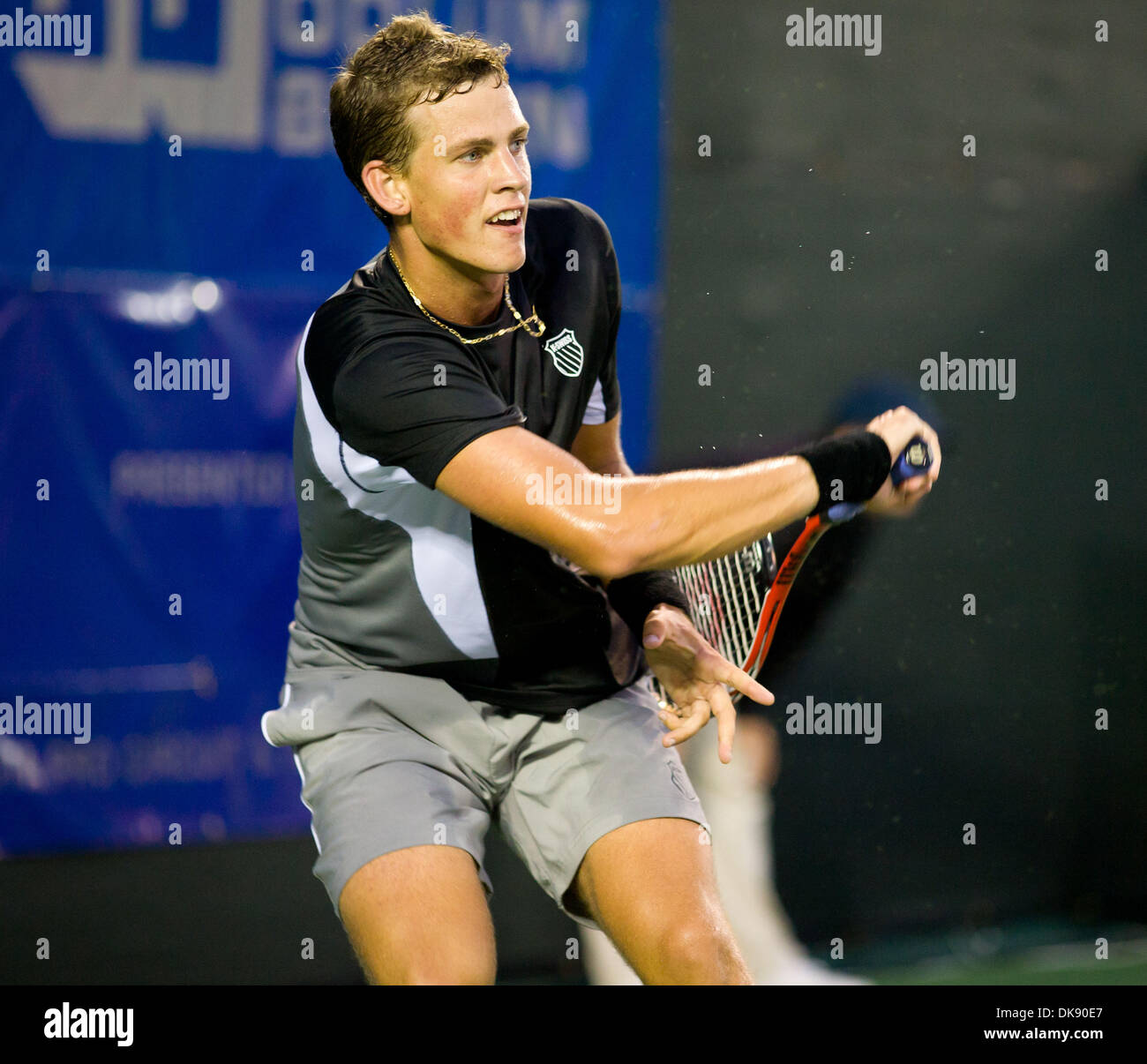 Agosto 05, 2011 - Vancouver, British Columbia, Canada - VASEK POSPISIL del Canada restituisce un servire contro R. Borvanov della Moldavia durante i loro uomini quarti di finale corrisponde all'Odlum Brown Vancouver Aperto trattenuto al Hollyburn Country Club. (Credito Immagine: © David Bukach/ZUMAPRESS.com) Foto Stock