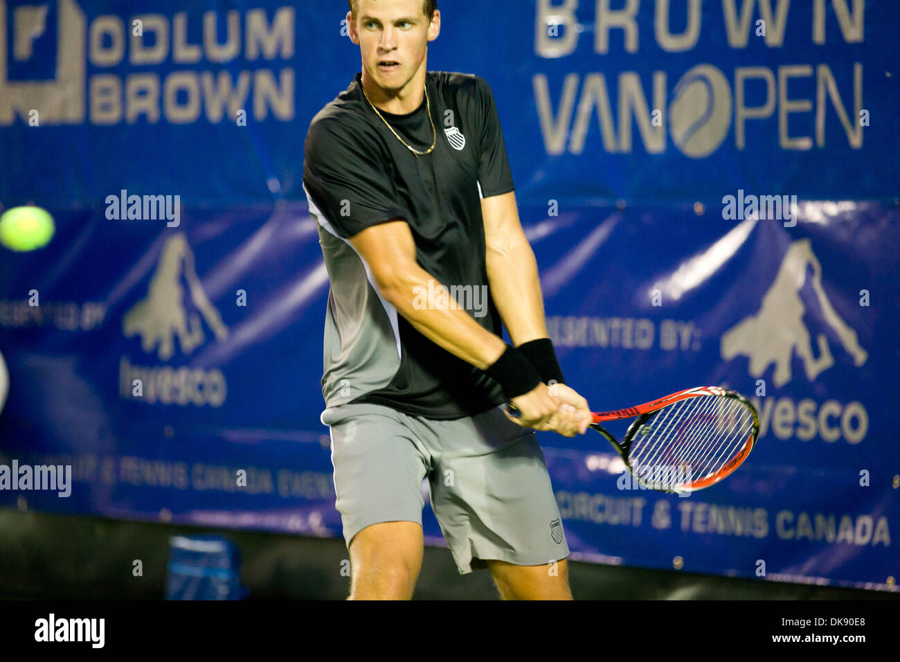 Agosto 05, 2011 - Vancouver, British Columbia, Canada - VASEK POSPISIL del Canada si prepara a tornare a servire contro R. Borvanov della Moldavia durante i loro uomini quarti di finale corrisponde all'Odlum Brown Vancouver Aperto trattenuto al Hollyburn Country Club. (Credito Immagine: © David Bukach/ZUMAPRESS.com) Foto Stock