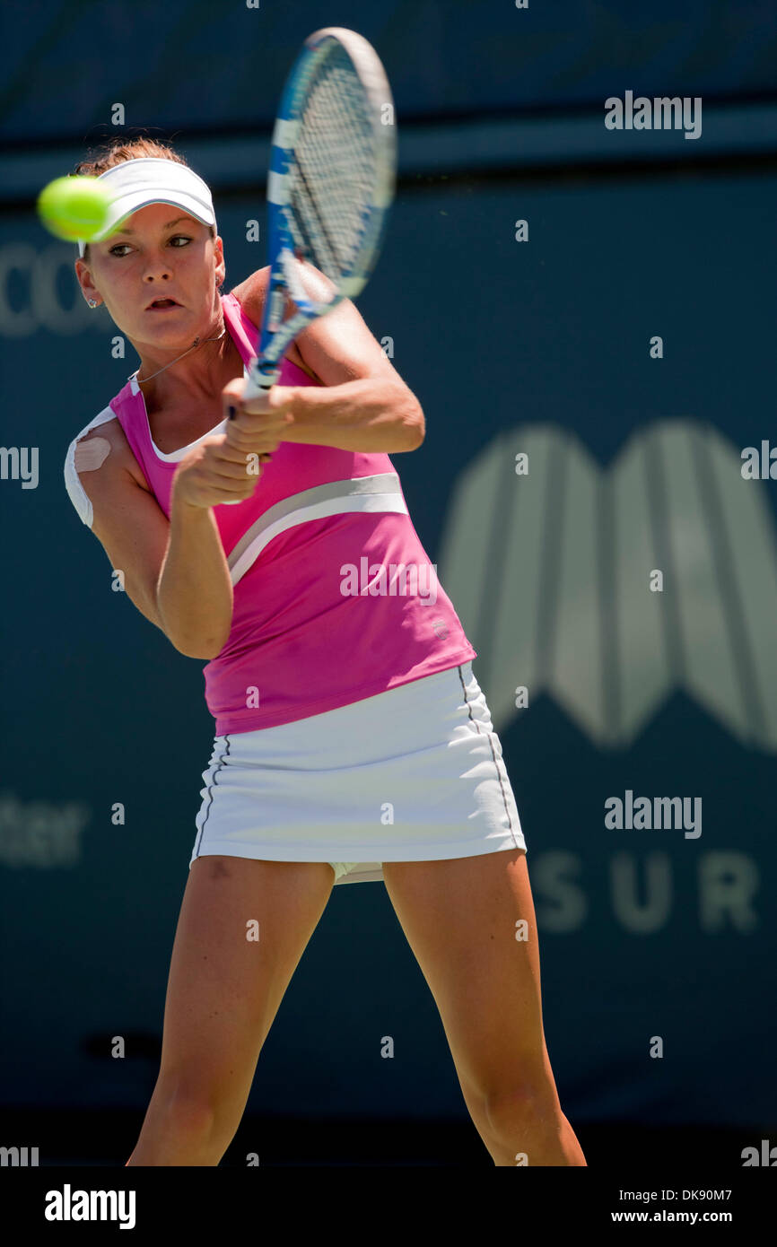 Agosto 05, 2011 - San Diego, California, Stati Uniti - AGNIESZKA RADWANSKA restituisce una palla durante un punto contro l'avversario D. Hantuchova nell'assicurazione di mercurio WTA torneo di tennis presso il La Costa Spa e Resort. Radwanska ha vinto le donne del trimestre partita finale 0-6 6-4 6-4. (Credito Immagine: © Wally nellâ/ZUMAPRESS.com) Foto Stock