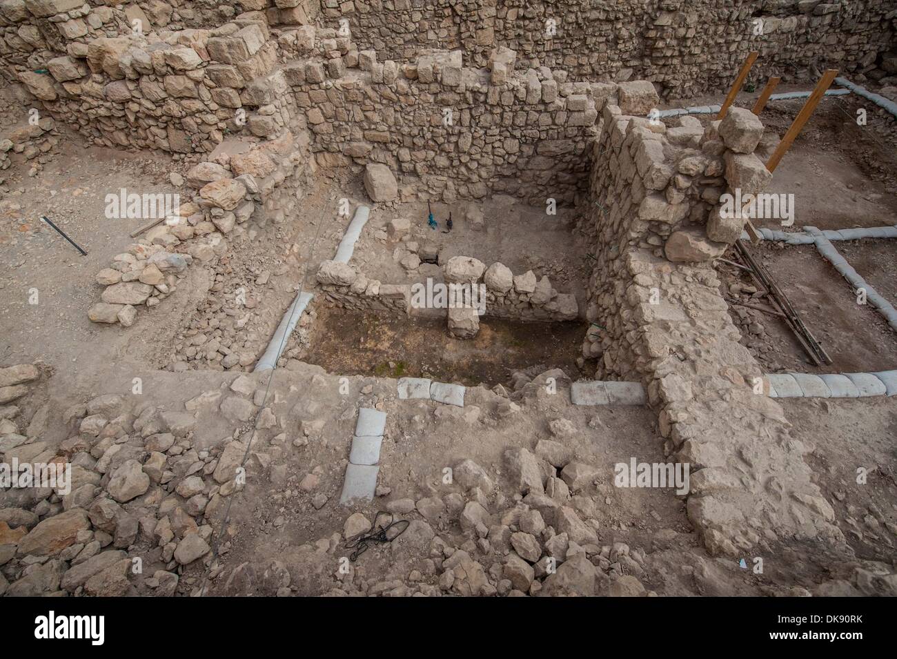 (131204) -- Gerusalemme il 4 dicembre, 2013 (Xinhua) -- resti di un edificio del periodo Hasmonean sono visti in scavi archeologici nella città di Davide, a Gerusalemme, a dicembre 3, 2013. In questi ultimi mesi, resti di un edificio impressionante dal periodo Hasmonean (secondo secolo BC) sono stati rinvenuti negli scavi di Antichità Israele autorità era dirigere al GIV'ati parcheggio, situato nella città di Davide in le mura intorno a Gerusalemme Parco Nazionale. L'edificio sorge a quattro metri di altezza e si estende su una superficie di 64 metri quadri. A prescindere da vari resti della città di fortificazioni che Foto Stock