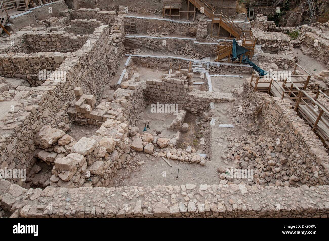 (131204) -- Gerusalemme il 4 dicembre, 2013 (Xinhua) -- resti di un edificio del periodo Hasmonean sono visti in scavi archeologici nella città di Davide, a Gerusalemme, a dicembre 3, 2013. In questi ultimi mesi, resti di un edificio impressionante dal periodo Hasmonean (secondo secolo BC) sono stati rinvenuti negli scavi di Antichità Israele autorità era dirigere al GIV'ati parcheggio, situato nella città di Davide in le mura intorno a Gerusalemme Parco Nazionale. L'edificio sorge a quattro metri di altezza e si estende su una superficie di 64 metri quadri. A prescindere da vari resti della città di fortificazioni che Foto Stock