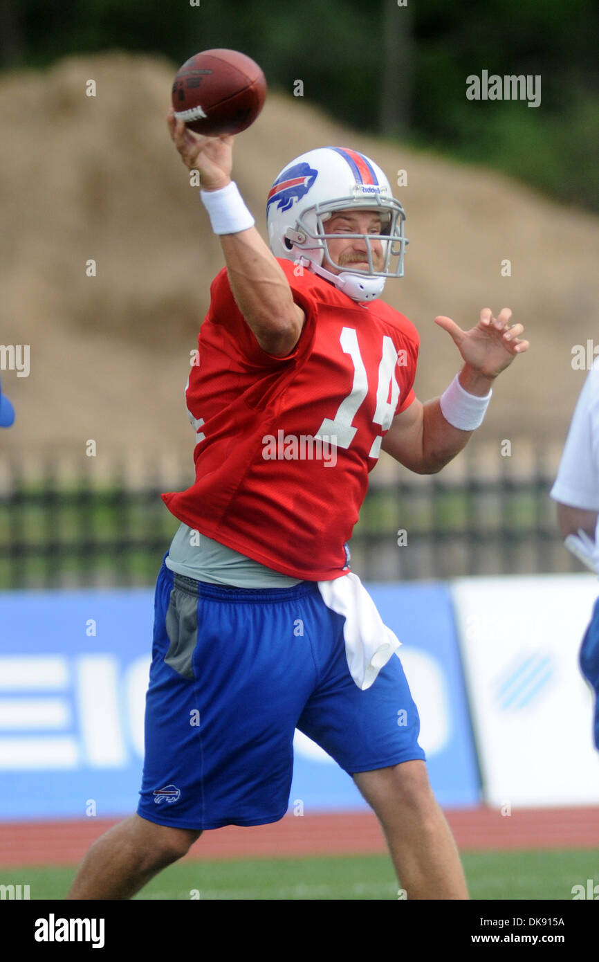 Agosto 5, 2011 - Rochester, New York, Stati Uniti - Buffalo Bills quarterback Ryan Fitzpatrick (14) lancia la palla durante una rapida esercitazione antincendio durante il training camp a San Giovanni Fisher a Rochester, New York. (Credito Immagine: © Michael Johnson/Southcreek globale/ZUMAPRESS.com) Foto Stock